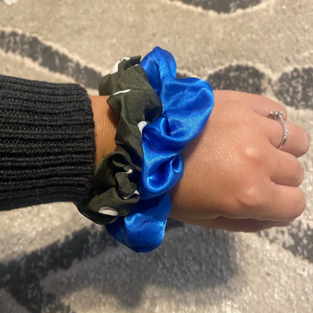 5 scrunchies and rose gold hair clip!